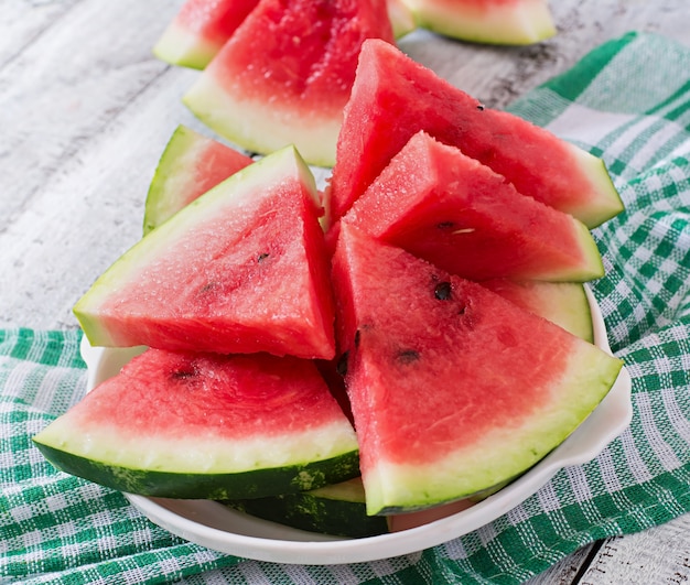 Segmenten van sappige en smakelijke watermeloen op een witte plaat