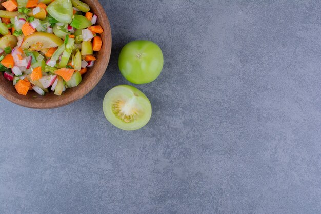 Seizoensgemengde groentesalade in een bord