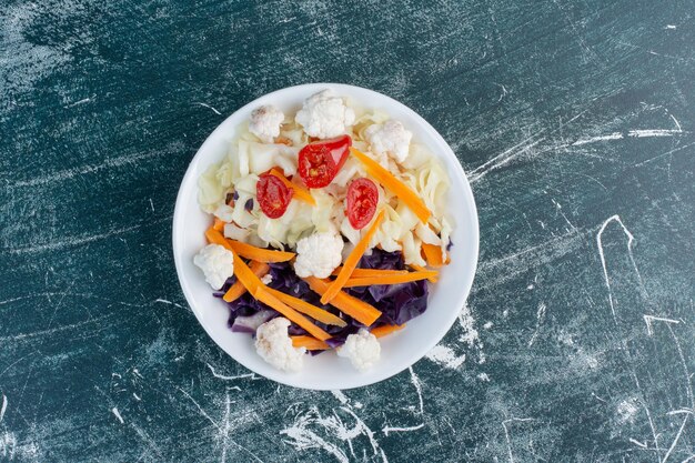 Seizoensgroentesalade met gehakte wortel en bloemkool.