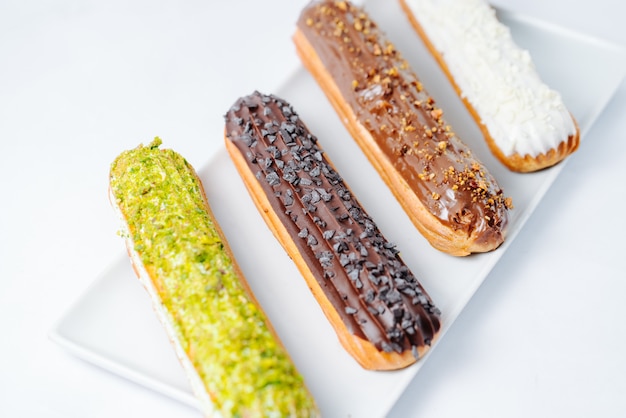 Gratis foto selectie van eclairs met verschillende topping