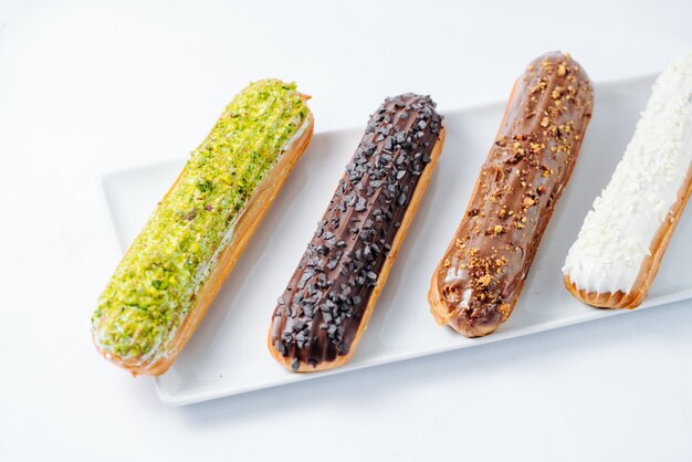 Selectie van eclairs met verschillende topping