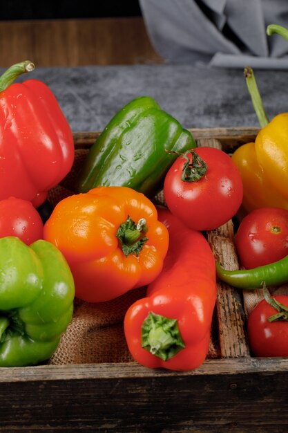 Selectie van kleurrijke paprika's en tomaten.