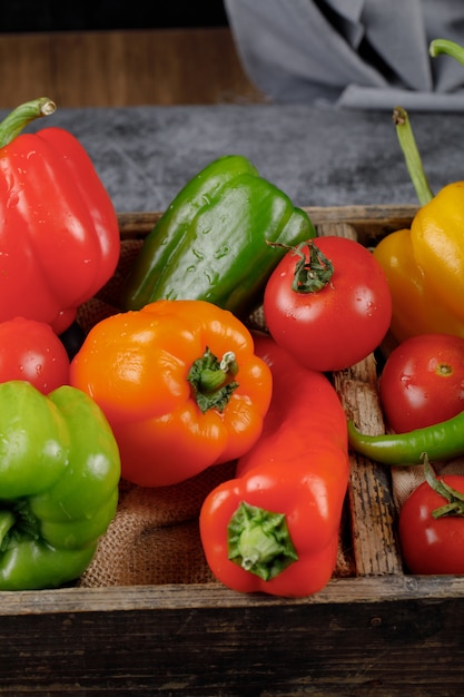 Selectie van kleurrijke paprika's en tomaten.