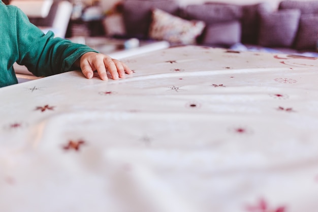 Selectieve aandacht van een kleine hand bovenop een tafel met een onscherpe achtergrond