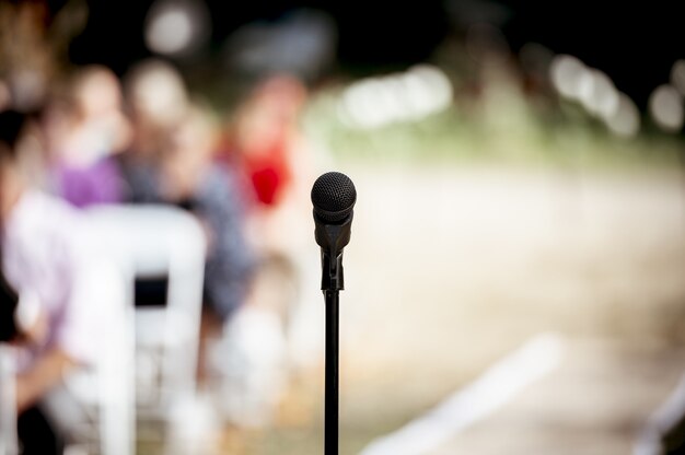 Selectieve focus shot van een microfoon op het podium buitenshuis