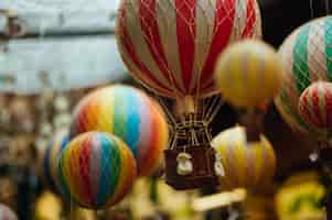 Gratis foto selectieve focus shot van veel kleurrijke luchtballonnen