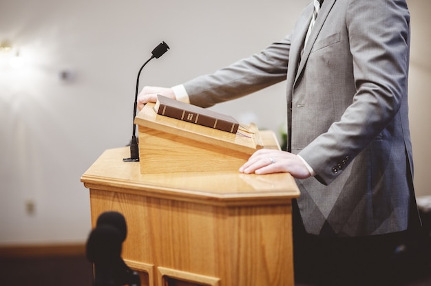 Selectieve focusopname van een man die vanaf de preekstoel staat te spreken