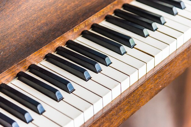 Selectieve focuspunt op Vintage piano toetsen