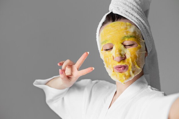 Selfcare concept vrouw met gezichtsmasker close-up