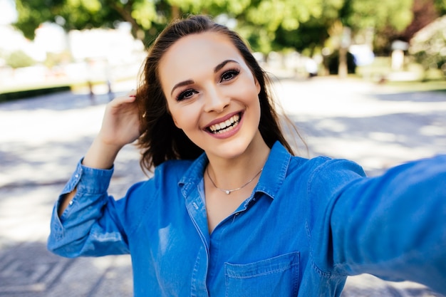 Selfie van grappig aantrekkelijk meisje dat neemt selfie op straat