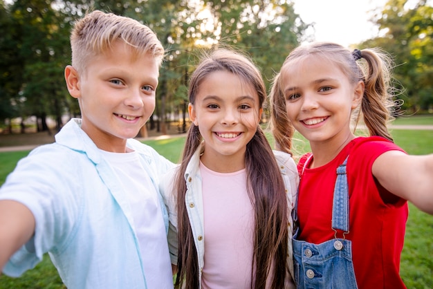 Selfie van kinderen die camera kijken