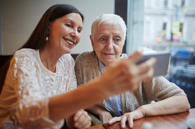 Selfie van volwassen vrienden