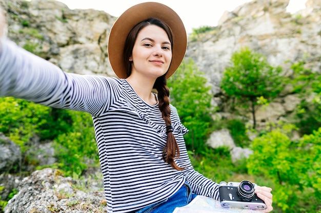 Selfie van vrouw in aard