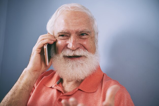 Senior aan de telefoon