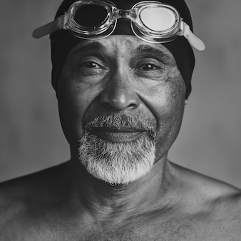 Senior afro-amerikaanse zwemmer, actief op oudere leeftijd