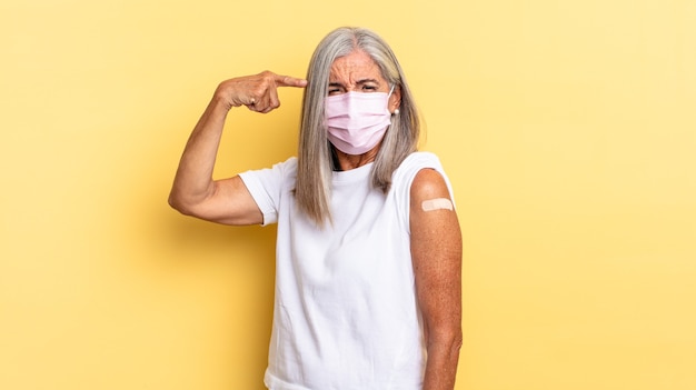 Senior grijs haar vrouw. vaccin concept
