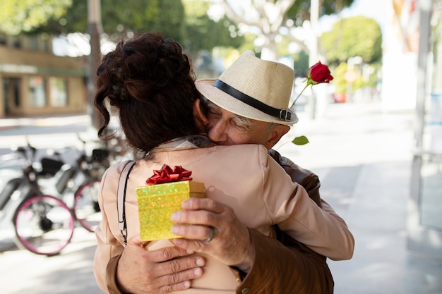 Senior koppel knuffelen terwijl ze op een date zijn