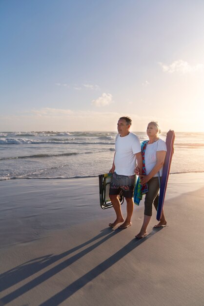 Senior koppel op strand full shot