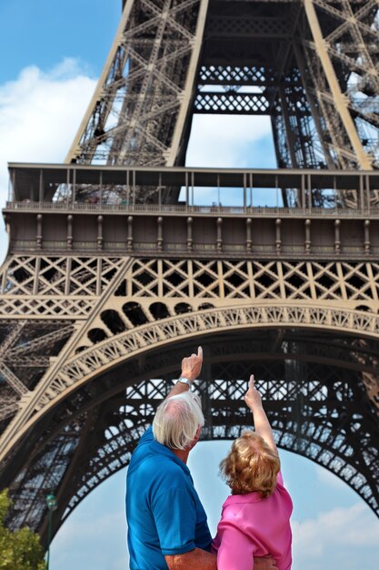 Senior koppel wijzend op de Eiffeltoren in Parijs