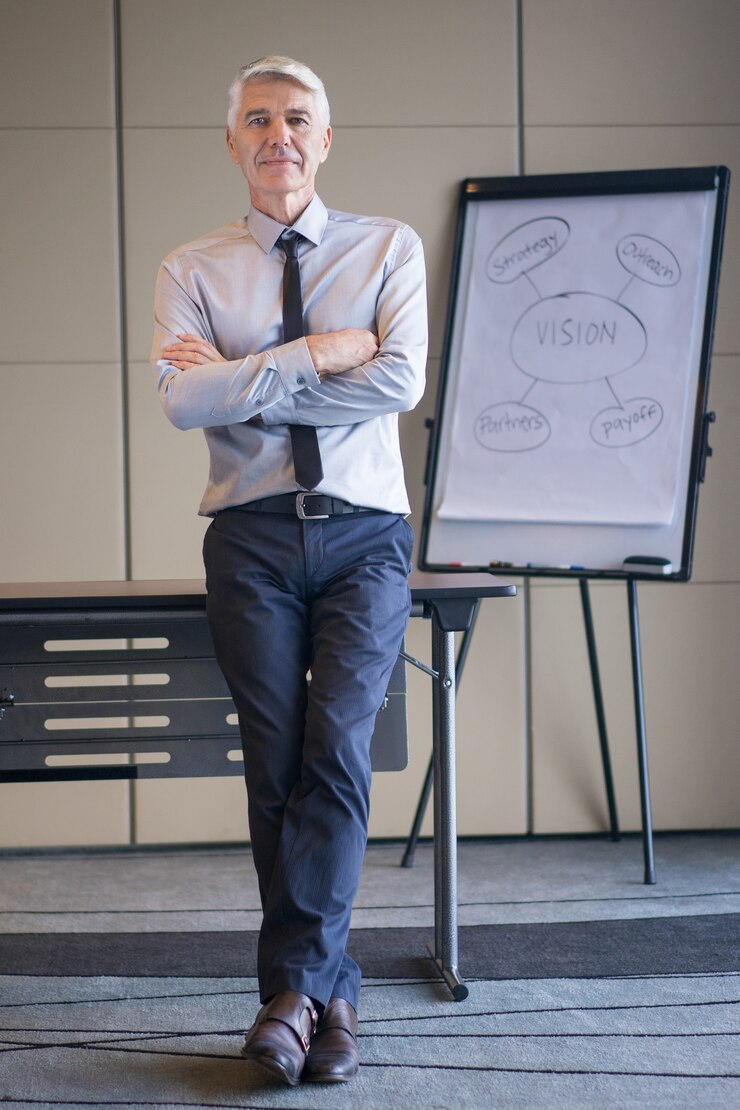 Gratis Foto senior lecturer met armen gekruist en flip