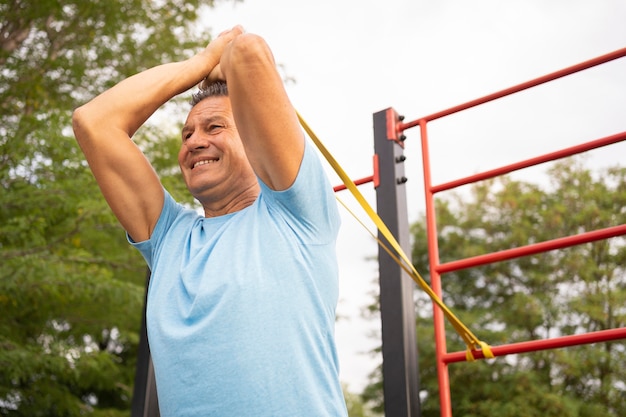 Senior man buiten uit te werken