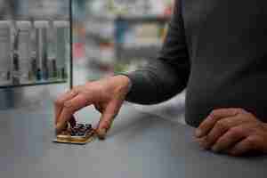 Gratis foto senior man die medicijnen koopt bij de apotheek
