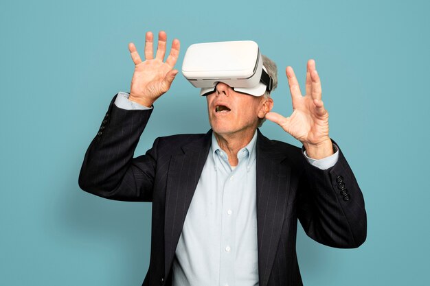 Senior man die plezier heeft met het digitale apparaat van de VR-headset