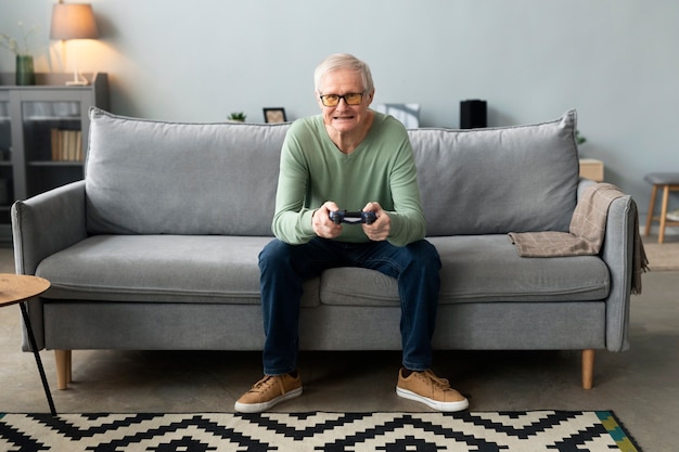 Senior man die videogames speelt