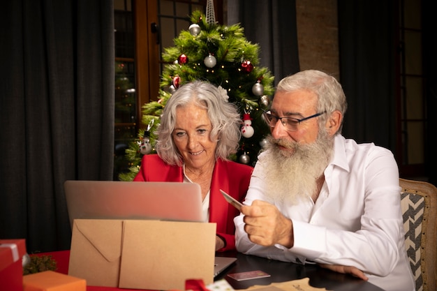Senior man en vrouw samen voor Kerstmis