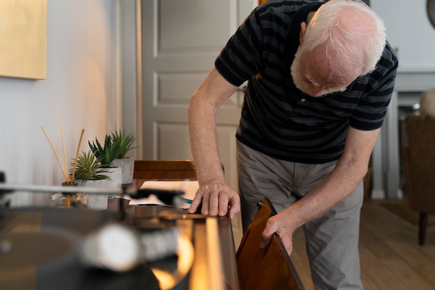 Senior man geconfronteerd met de ziekte van Alzheimer