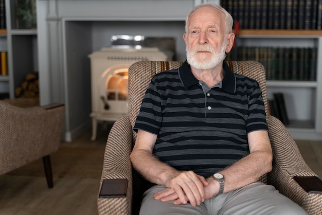 Senior man geconfronteerd met de ziekte van Alzheimer