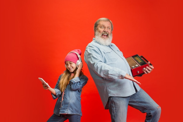 Senior man gelukkig tijd doorbrengen met kleindochter in neon.