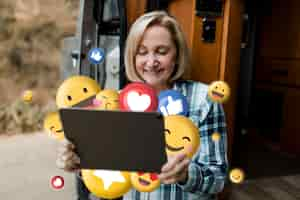 Gratis foto senior man geniet van browsen op sociale media op tablet