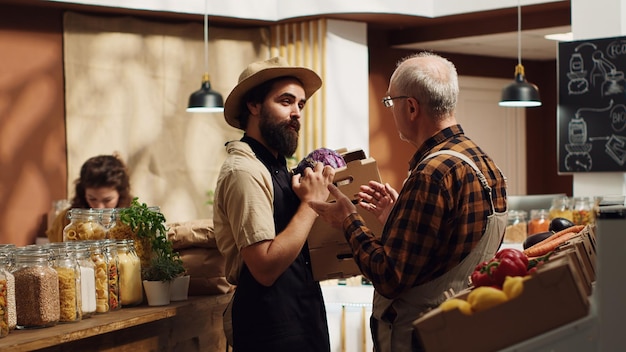 Gratis foto senior man levert plaatselijke kruidenierswinkel