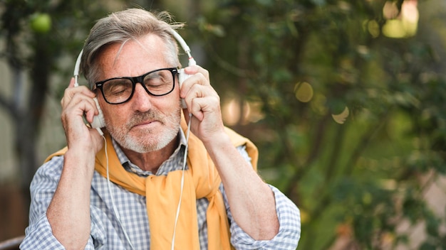 Senior man luisteren naar muziek