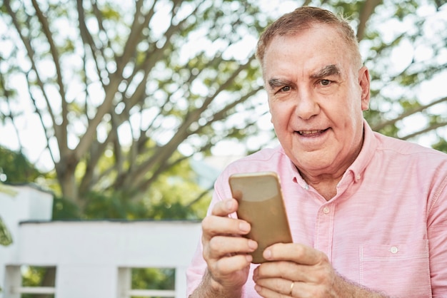 Senior man met behulp van mobiele app