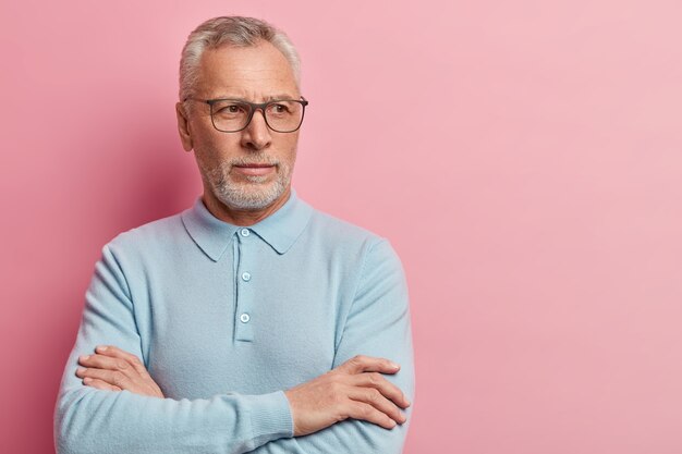 Senior man met blauw shirt en trendy bril