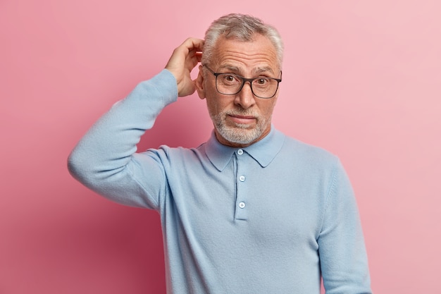 Senior man met blauw shirt