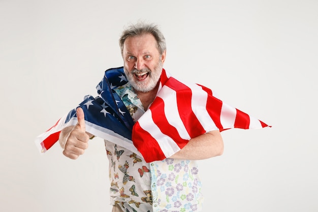 Gratis foto senior man met de vlag van de verenigde staten van amerika