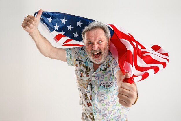 Senior man met de vlag van de Verenigde Staten van Amerika