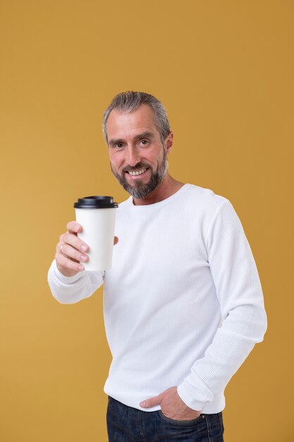 Senior man met een kopje koffie