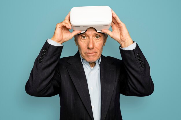 Senior man met het dragen van een VR-headset digitaal apparaat