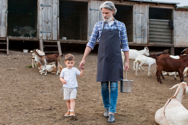 Senior man met kleinzoon op het platteland