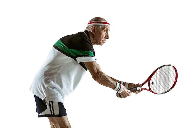 Senior man tennissen in sportkleding geïsoleerd op een witte muur