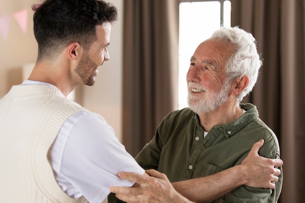 Gratis foto senior man viert zijn verjaardag