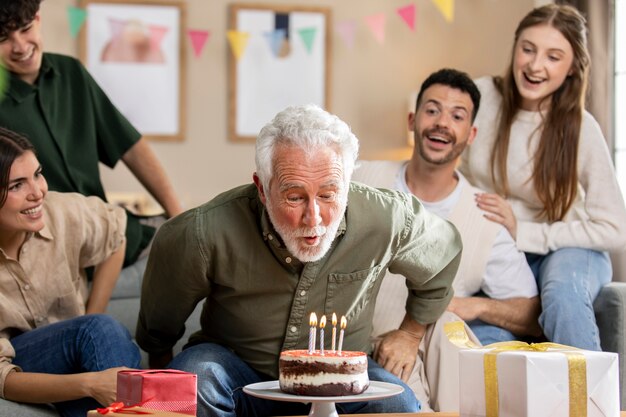 Senior man viert zijn verjaardag