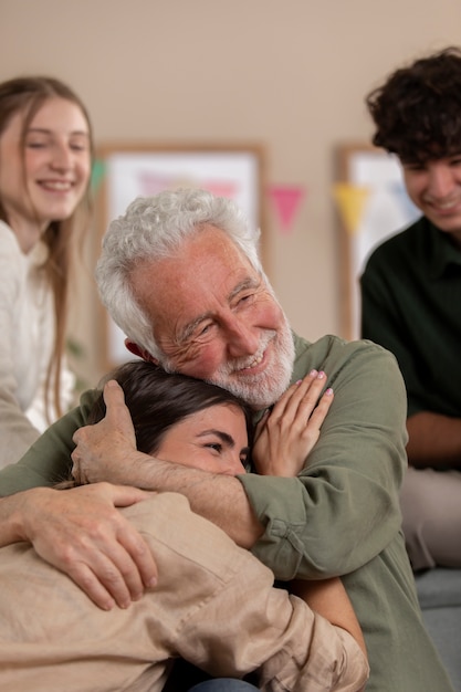 Senior man viert zijn verjaardag