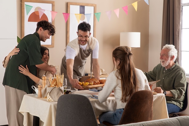 Gratis foto senior man viert zijn verjaardag