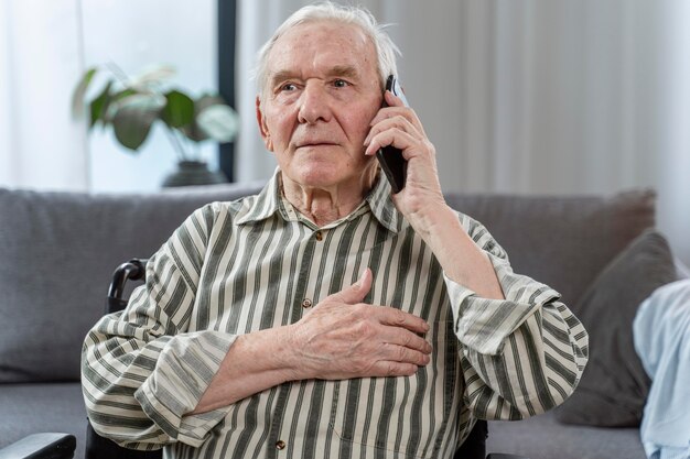 Senior man zit in een rolstoel