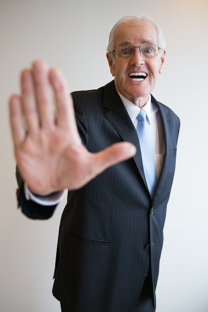 Gratis foto senior mannelijke zakenman gebaar mens